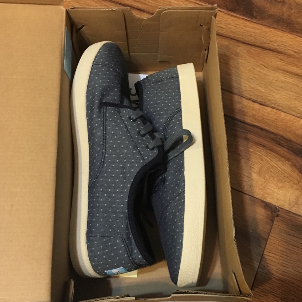 Blue with white polka dot Toms shoe